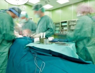 Της έκαναν χειρουργική επέμβαση στον εγκέφαλό της και εκείνη την ώρα αυτή... γελούσε! (βίντεο)